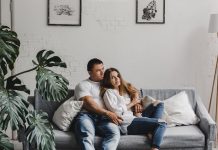 Тест: выберите позу на диване с партнёром и узнайте о ваших отношениях