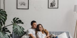 Тест: выберите позу на диване с партнёром и узнайте о ваших отношениях