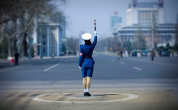 Тест покажет, как хорошо вы разбираетесь в сигналах регулировщика